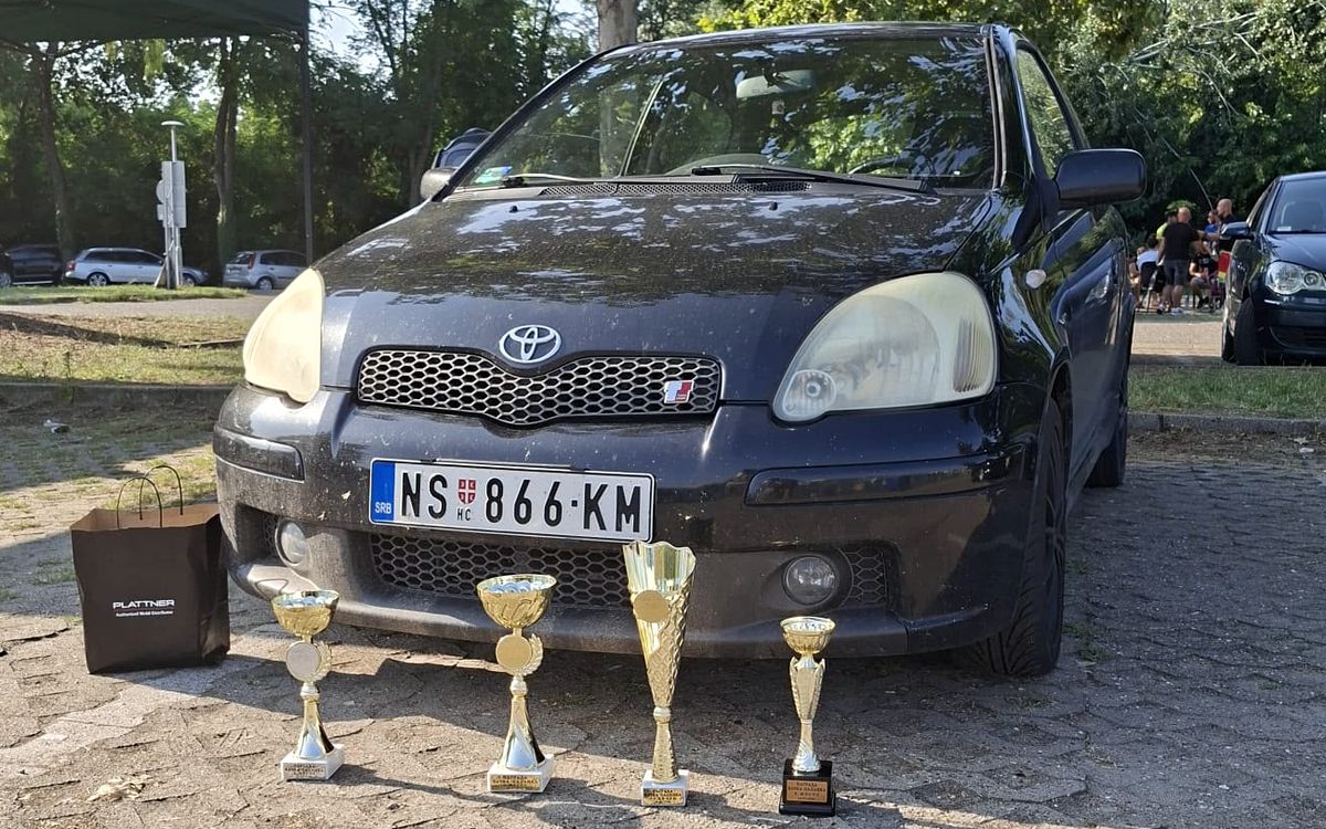 Pehari za pobednike ispred automobila na trci u Bačkoj Palanci