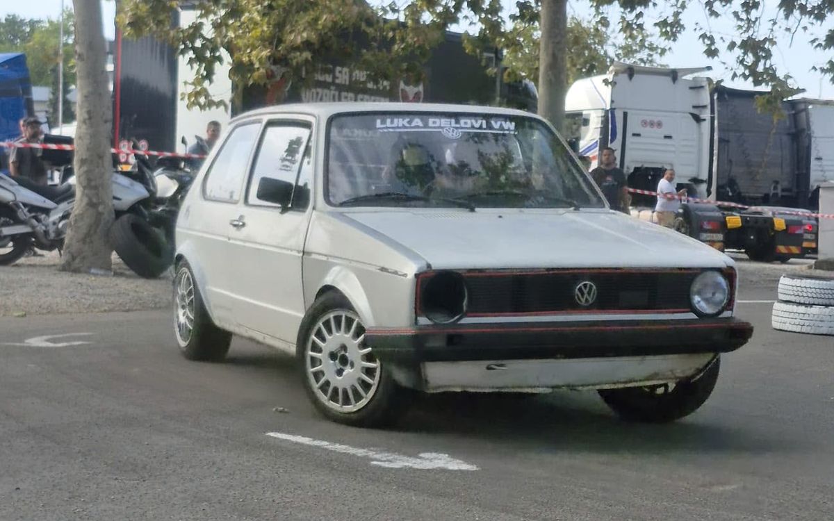 VW Golf na stazi
